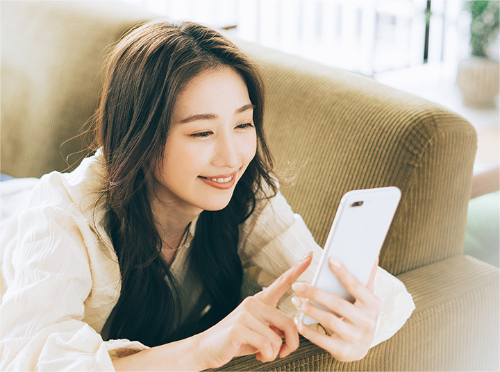 女性がスマホで検索している写真
