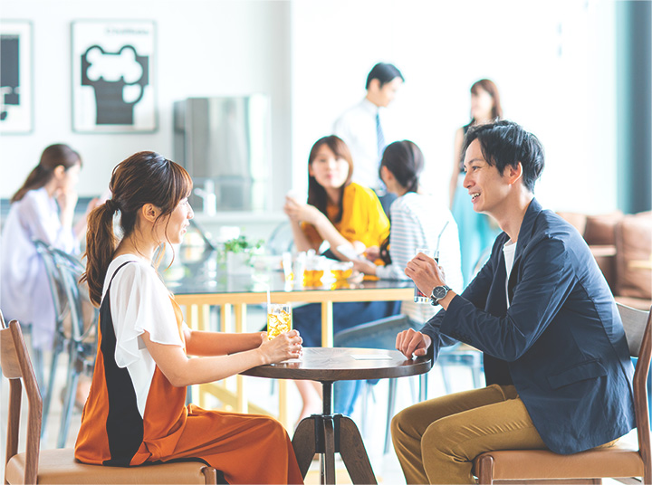 女性と男性がお見合い（コンタクト）のしているイメージ写真